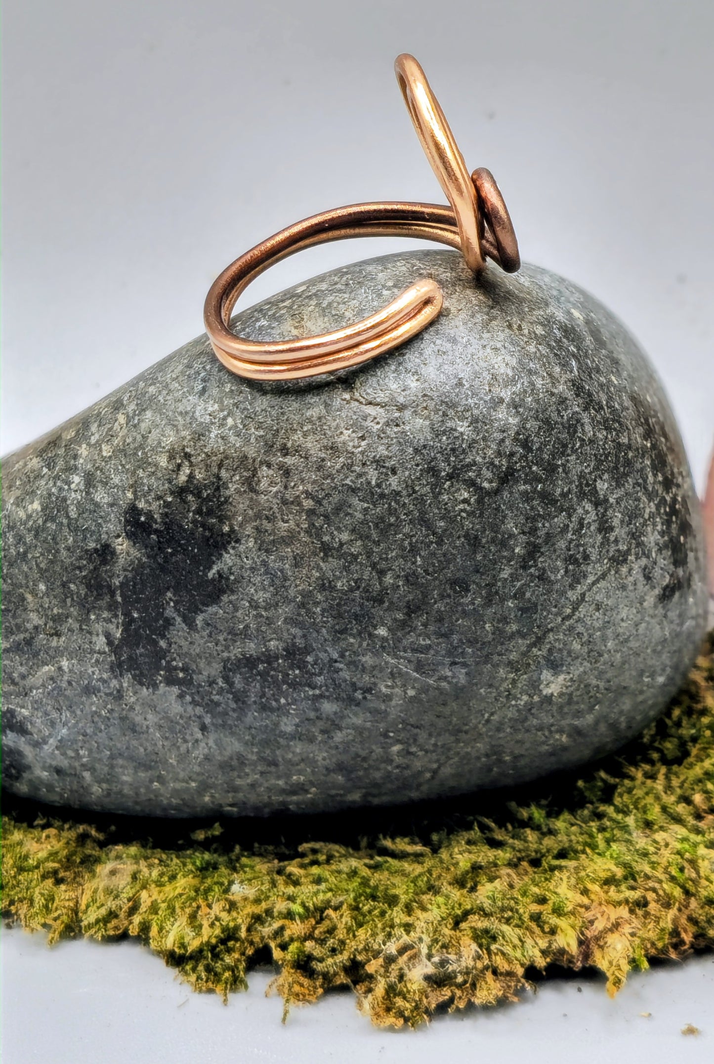 Copper and brown coloured wire ring